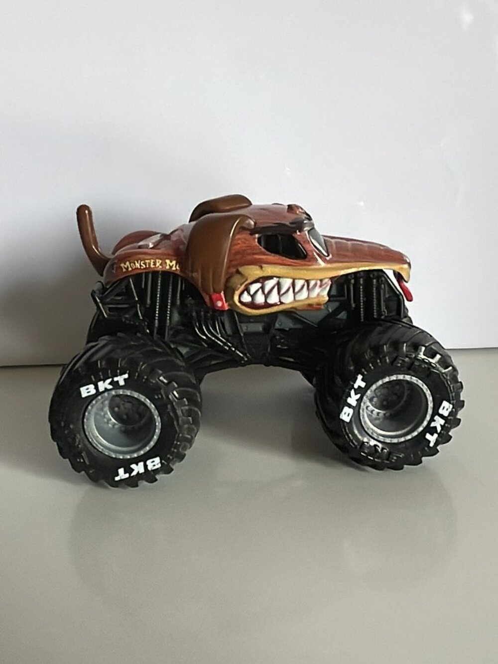 *♪ Monster Jam Truck - Monster Mutt from Ruff Crowd Series - Scale 1:64 *♪